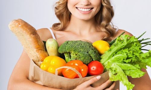 Tăng cường bổ sung thực phẩm giàu vitamin A, E, kẽm... giúp ngăn chặn việc đứt gãy kết cấu da cực kỳ hiệu quả