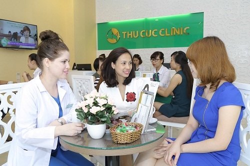 Chuyên gia Thu Cúc Clinics đang tư vấn về cách chữa thâm bụng sau sinh cho khách hàng.