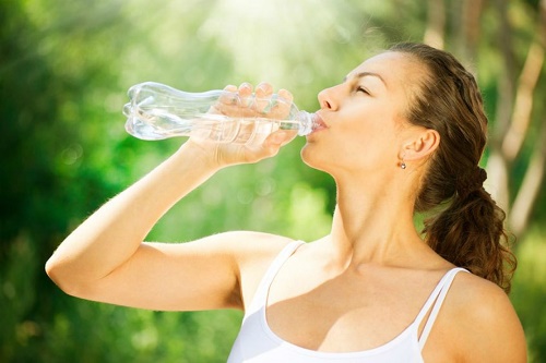 Mỗi ngày nên nạp vào cơ thể ít nhất 2-3l nước