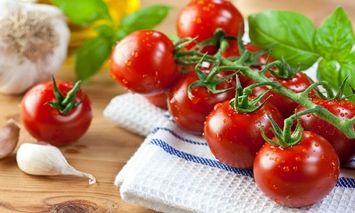 Trong cà chua và dưa chuột rất giàu vitamin và lưu huỳnh giúp làm đẹp da hiệu quả.