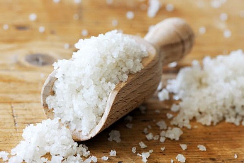 Sử dụng muối để trị mụn ở mông đem lại hiệu quả khá tốt lại rất dễ thực hiện.