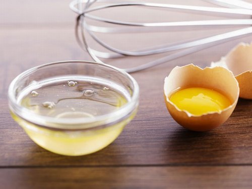 Lòng trắng trứng gà giúp dưỡng ẩm và chống rạn da an toàn.