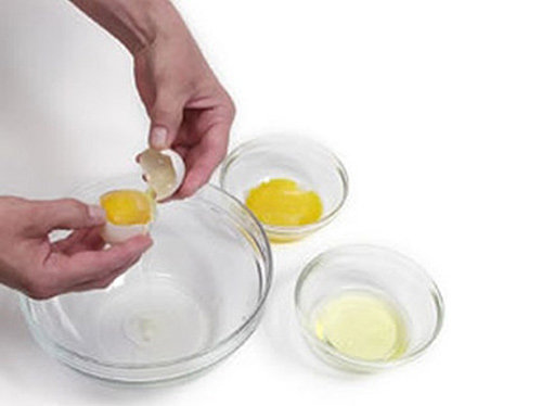 Lòng trắng trứng gà giúp dưỡng ẩm da và trị rạn sau sinh an toàn.