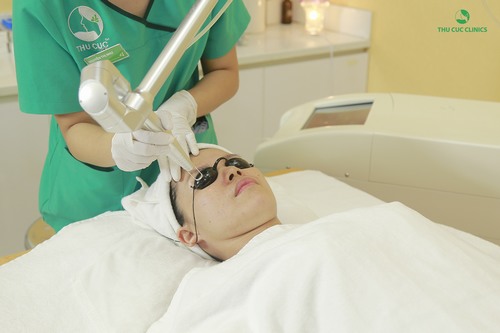 Thu Cúc Clinics đang áp dụng phương pháp trị tàn nhang bằng công nghệ Laser YAG, giúp loại bỏ tàn nhang trên da hiệu quả.