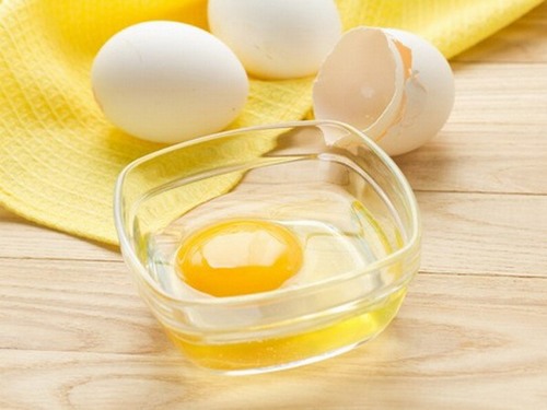 Thành phần trong lòng trắng trứng có khả năng tái tạo collagen, kích thích da sản sinh tế bào mới và hồi phục vùng da bị rạn.