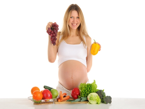 Chế độ ăn uống hợp lý là điều cần thiết cho mẹ bầu.