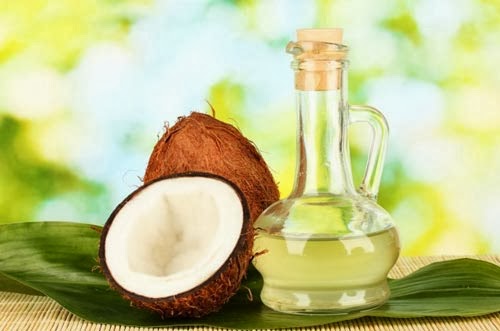Dầu dừa chứa nhiều dưỡng chất giúp làm mờ các vết rạn da an toàn.