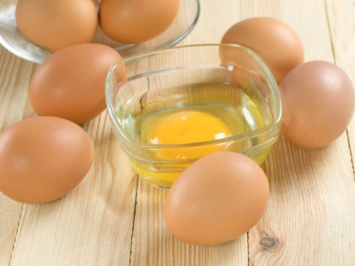 Dùng lòng trắng trứng gà giúp các mẹ sau sinh làm mờ rạn da an toàn.