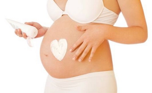 Dưỡng ẩm giúp hạn chế các vết rạn trong quá trình mang thai an toàn.