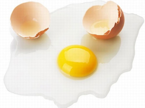 Thành phần trong lòng trắng trứng gà chứa nhiều dưỡng chất có khả năng tái tạo lại collagen đứt gãy, ngăn ngừa và trị rạn da cực hiệu quả. 