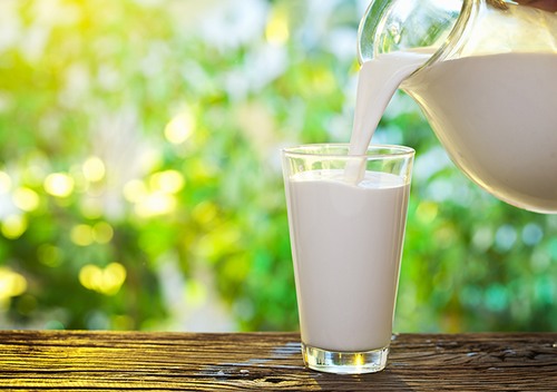 Uống sữa là việc đầu tiên mà các chuyên gia khuyên bạn nên làm trong ngày đầu sau khi phun xăm. 