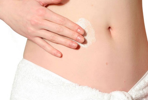 Bạn có thể sử dụng các nguyên liệu tự nhiên có sẵn như lô hội để dưỡng ẩm cho da bụng. 