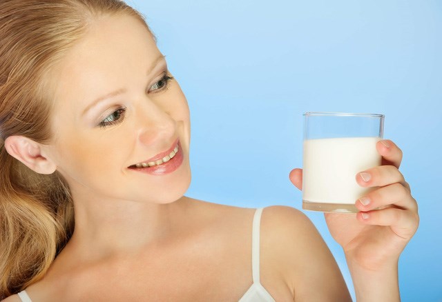 Uống sữa hoặc ăn đồ mềm, tránh va chạm thực phẩm cứng trong những ngày đầu