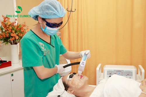 Theo ý kiến của các chuyên gia da liễu, để loại bỏ sạch nám, ngăn ngừa tái phát thì chị em nên tham khảo công nghệ Laser Yag ở Thu Cúc Clinics.