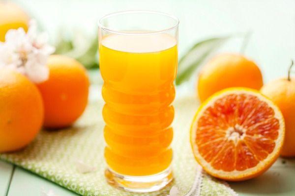 Bên cạnh chế độ kiêng khem, các chị em nên uống nhiều cam, chanh để giúp da hồi phục nhanh chóng