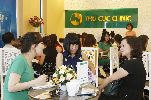 Rất đông khách hàng chờ đợi để được tư vấn dịch vụ điêu khắc lông mày tại Thu Cúc Clinics