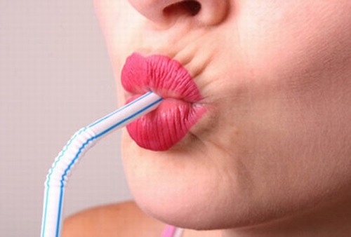 Nếu có thể, hãy dùng ống hút để không tác động làm ảnh hưởng tới viền môi gây cảm giác đau hoặc nhiễm trùng.