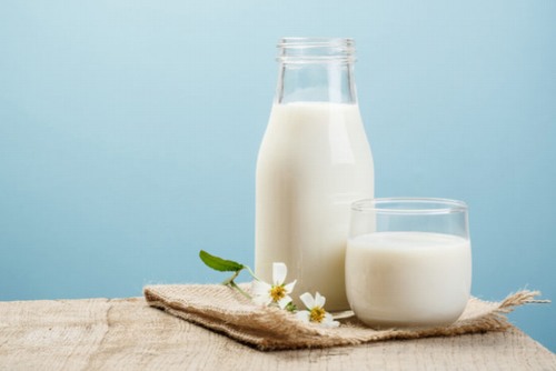 Sữa tươi chứa acid lactic sẽ giúp làn da sáng mịn hơn trông thấy.