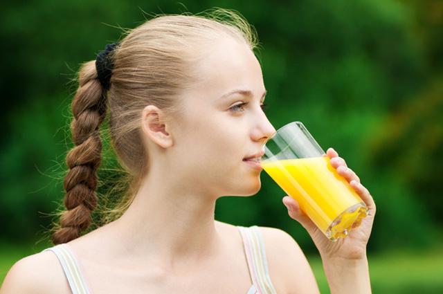 Uống nhiều cam là biện pháp lý tưởng giúp cho đôi môi nhanh chóng hồi phục và lên màu chuẩn hơn