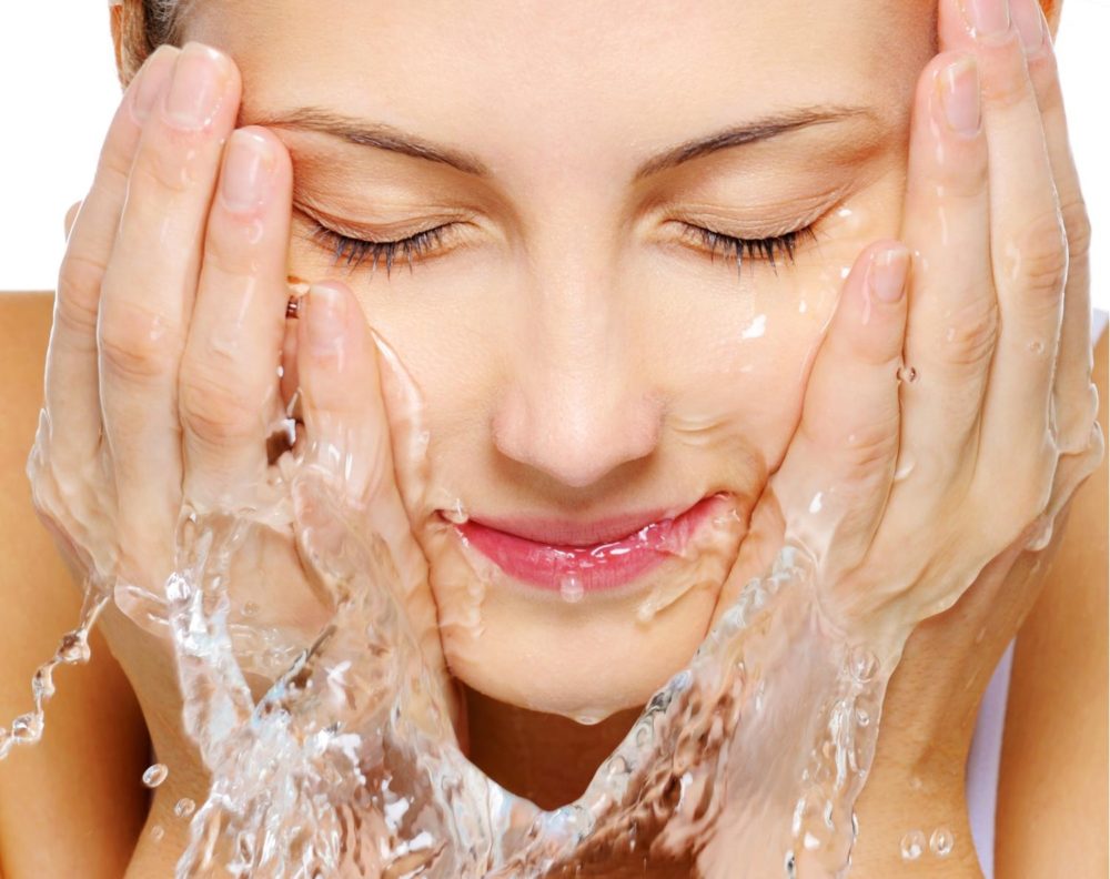 Rửa sạch da mặt bằng nước lạnh ngay sau khi thực hiện để  hiệu quả