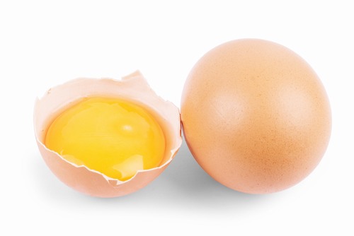 Lòng đỏ trứng gà chứa nhiều chất dưỡng ẩm sẽ nuôi dưỡng làn da từ sâu bên trong, làm chậm quá trình lão hóa, giúp da mềm mại và mịn màng hơn