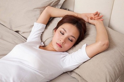 Một trong những lý do khiến mỡ bụng không chịu biến mất chính là do bạn ngủ ít. 