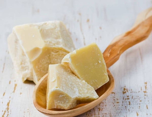 Cocoa butter là chất dưỡng da có khả năng khôi phục tổn thương ở vùng da bị rạn. 