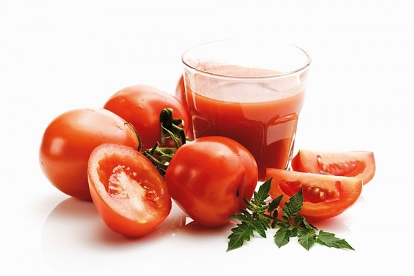 Cà chua chứa nhiều vitamin C rất tốt cho da nên có thể làm giảm vết rạn giúp vùng da trở nên láng mịn, trắng sáng.