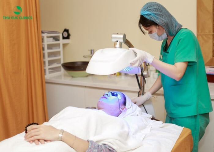 Công nghệ ánh sáng xanh đa năng BlueLight trị mụn đầu đen tại Thu Cúc Clinics