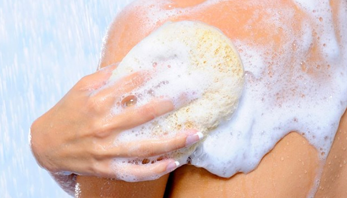 Sử dụng sữa tắm chứa thành phần không phù hợp gây kích ứng có thể gây mụn ở lưng