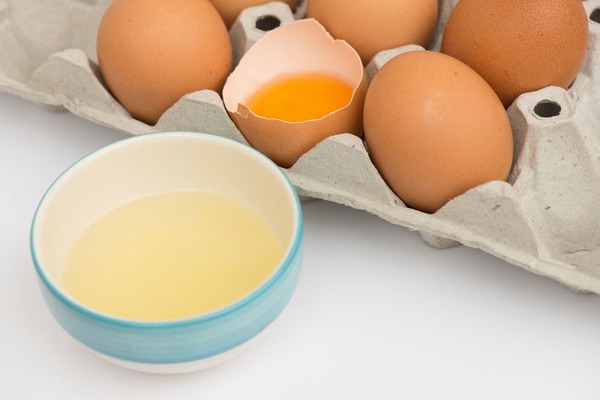 Trứng gà chứa nhiều protein, vitamin có tác dụng nuôi dưỡng, làm sáng da và chống lại quá trình oxy hóa.