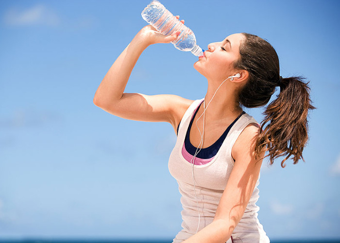 Nước không chỉ giúp cơ thể khỏe mạnh mà còn có tác dụng giảm sự phát triển của mụn