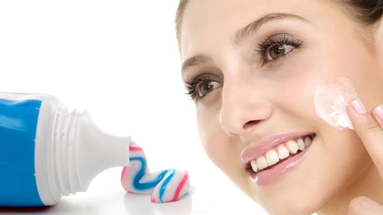 Thực hiện trị mụn bọc bằng kem đánh răng giúp chống lại vi khuẩn và khắc phục hư tổn do mụn gây ra