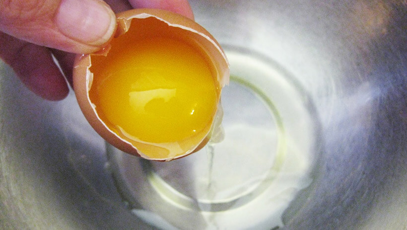 Sử dụng một số biện pháp nguyên liệu tự nhiên như trứng gà cũng là một trong những biện pháp giúp điều trị mụn đầu đen hiệu quả tại nhà 
