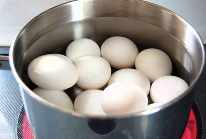 Lựa chọn trứng gà mới, có màu tươi sáng giúp trị mụn cám ở mũi hiệu quả