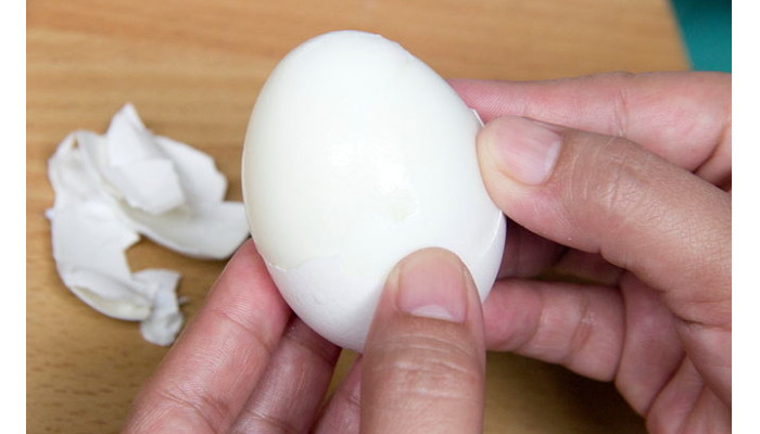 Bóc trứng khi còn nóng để giúp trị mụn cám ở mũi tốt hơn