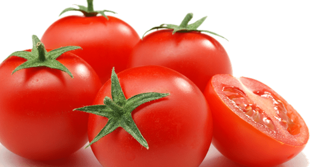 Sử dụng cà chua để thoa lên mặt chữa nám mùa hè