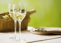 Có nên trị tàn nhang bằng rượu trắng không?