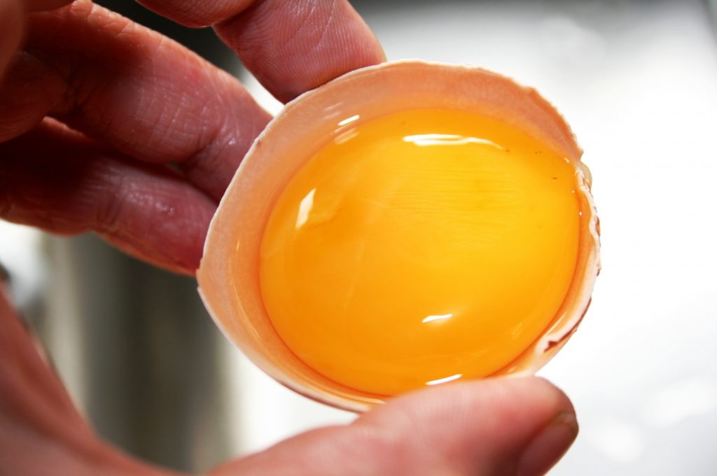 Trị tàn nhang bằng lòng đỏ trứng gà có ưu điểm tiết kiệm chi phí, thời gian thực hiện và hỗ trợ cung cấp dưỡng chất, tăng cường sức sống cho vùng da điều trị trở nên sáng mịn 