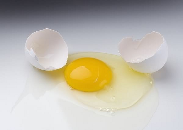 Lòng trắng trứng chứa nhiều protein giúp hàn gắn tế bào da bị tổn thương