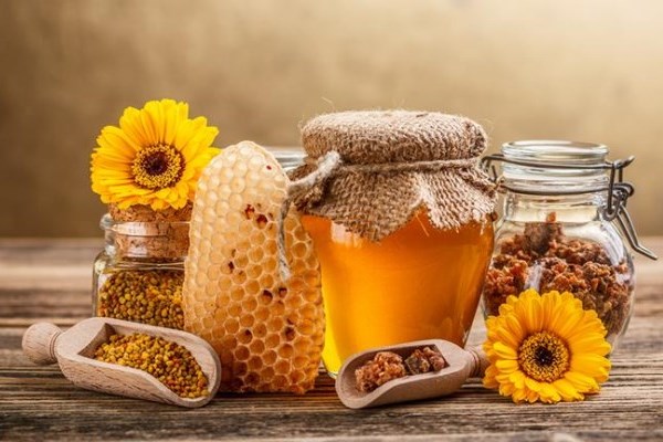 Sử dụng mật ong và đường nâu trị tàn nhang là phương pháp tự nhiên được áp dụng rất phổ biến.