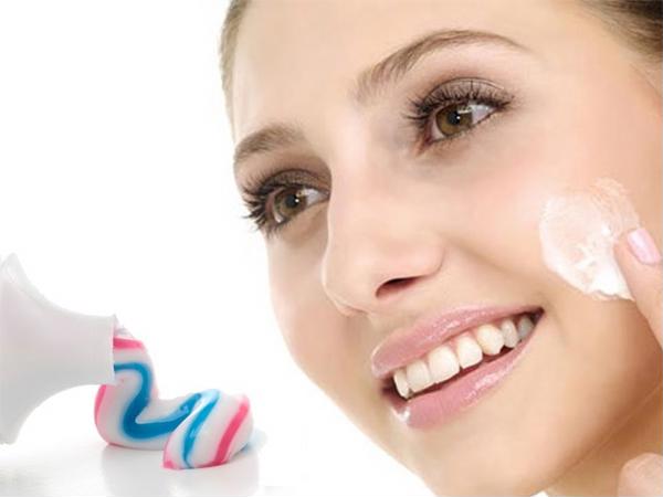 Kem đánh răng có khả năng làm giảm lượng dầu trên da, chống lại vi khuẩn và làm lành vết thương. 