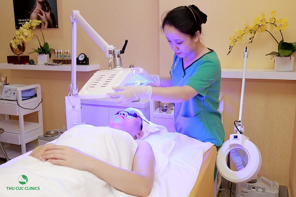 Thu Cúc Clinics đang ứng dụng cách trị mụn đầu đen bằng công nghệ Blue Light hiện đại.