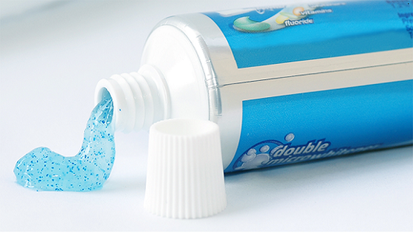 Kem đánh răng có tác dụng tiêu diệt các vi khuẩn gây mụn và làm lành những hư tổn do mụn gây ra.