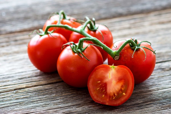 Trị nám hiệu quả bằng cà chua là phương pháp tự nhiên được các chị em áp dụng rất phổ biến.