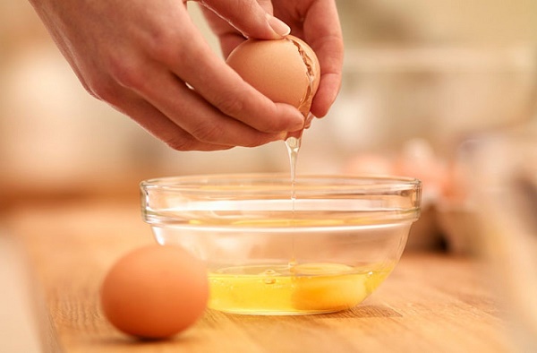 Lòng trắng trứng có công dụng kỳ diệu trong việc khôi phục và tái tạo collagen cho da bị rạn.