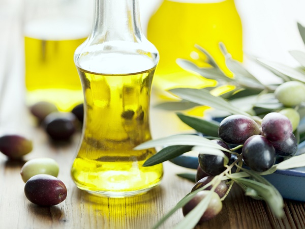 Trị nám từ dầu oliu nguyên chất được áp dụng rất phổ biến ngay tại nhà vì an toàn. 