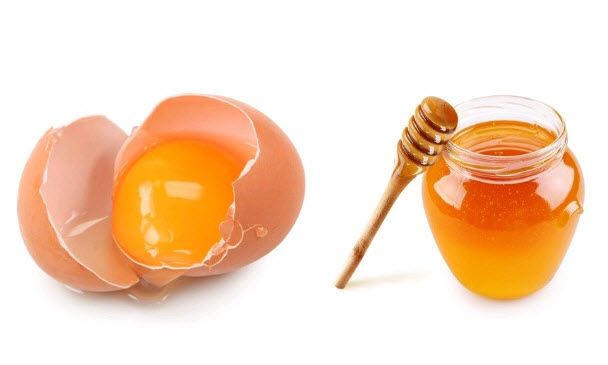 Khi kết hợp mật ong và trứng gà sẽ tạo nên công thức dưỡng da hiệu quả.