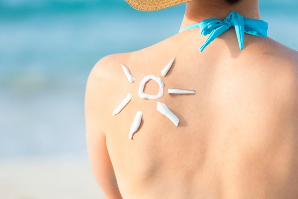 Thoa kem chống nắng là cách tốt nhất để bảo vệ làn da khỏi ánh nắng mặt trời.