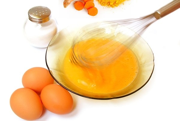 Hỗn hợp trứng gà và dầu dừa có tác dụng dưỡng ẩm, làm mềm da và cải thiện vết rạn xấu xí nhanh chóng.